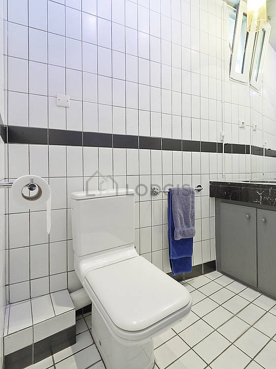 Agréable salle de bain avec fenêtres et du carrelageau sol