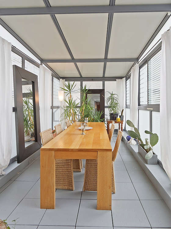 Superbe salle à manger avec du carrelage au sol pouvant accueillir jusqu'à 6 convives