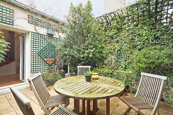 Terrasse avec vue sur cour