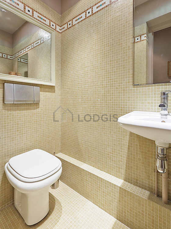 Toilettes indépendantes de la salle d'eau