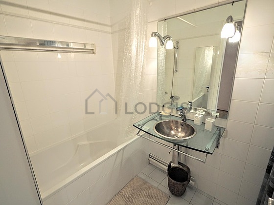 Bathroom equipped with bath towels