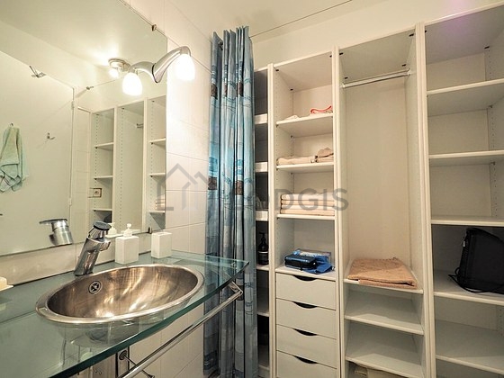 Belle salle de bain avec du carrelage au sol