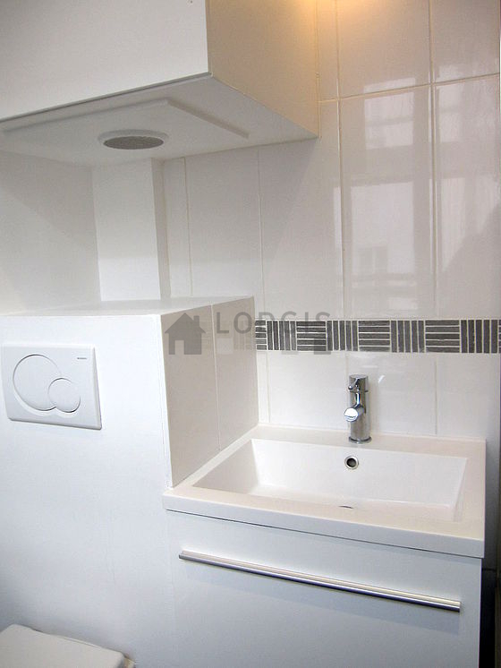 Bathroom equipped with bath towels