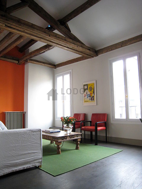 Séjour avec fenêtres double vitrage et balcon donnant sur rue