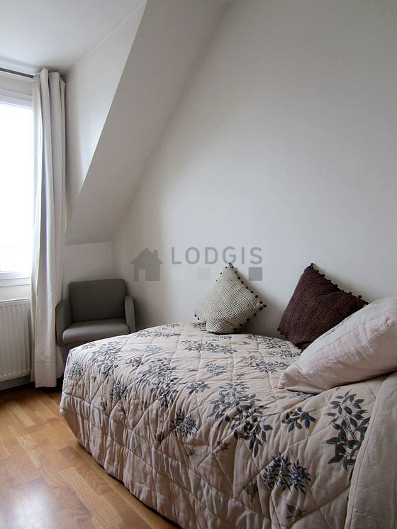 Chambre avec fenêtres double vitrage donnant sur rue