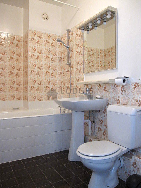 Beautiful and bright bathroom with tile floor