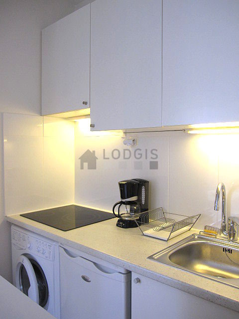 Cuisine équipée de lave linge, sèche linge, réfrigerateur, freezer