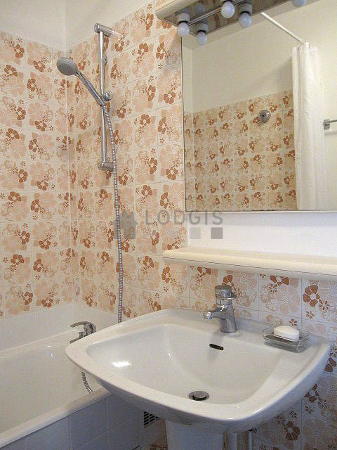 Salle de bain équipée de serviettes de bain