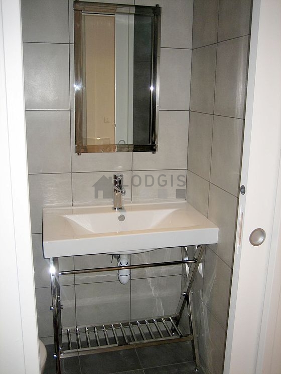 Salle de bain équipée de serviettes de bain