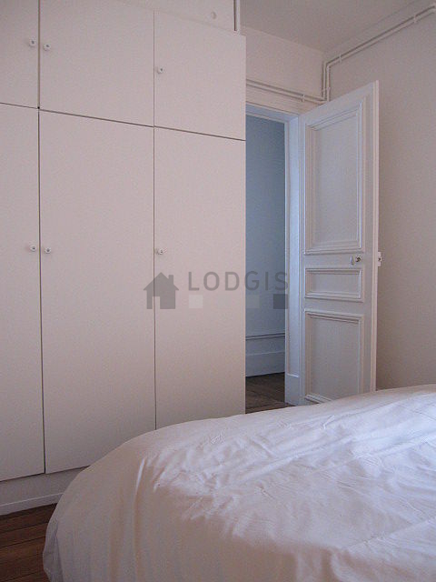 Bedroom of 10m² with wooden floor
