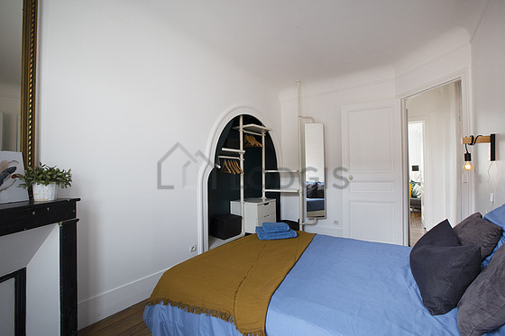 Chambre avec fenêtres double vitrage donnant sur cour
