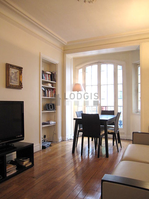 Salon de 14m² avec du parquet au sol