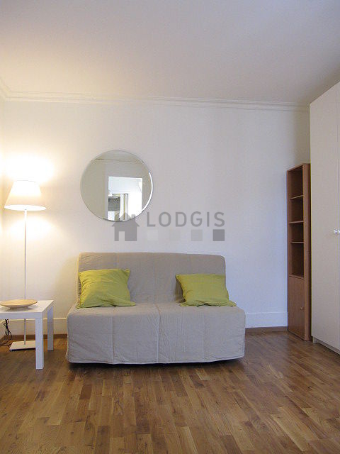 Living room of 9m² with wooden floor
