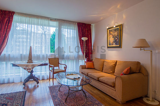 Quiet living room furnished with tv, hi-fi stereo, 2 armchair(s), 4 chair(s)