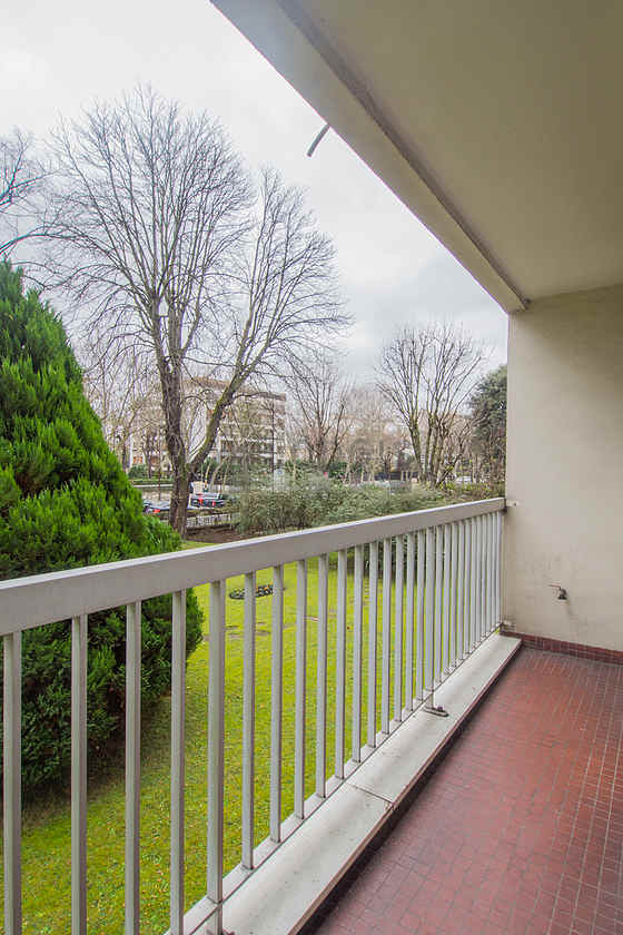 Very bright balcony with concrete floor