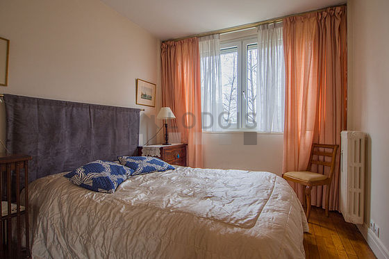 Chambre avec du parquet au sol