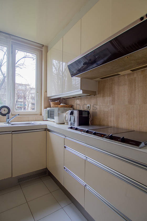 Cuisine dînatoire pour 3 personne(s) équipée de lave linge, sèche linge, réfrigerateur, hotte