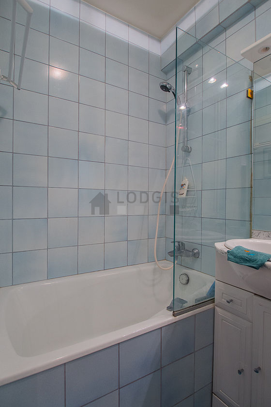 Salle de bain équipée de serviettes de bain