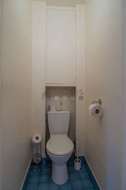 Toilettes indépendantes de la salle d'eau
