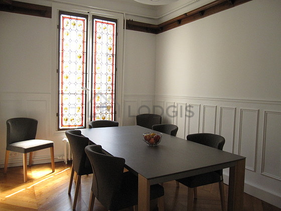 Belle salle à manger avec du parquet au sol