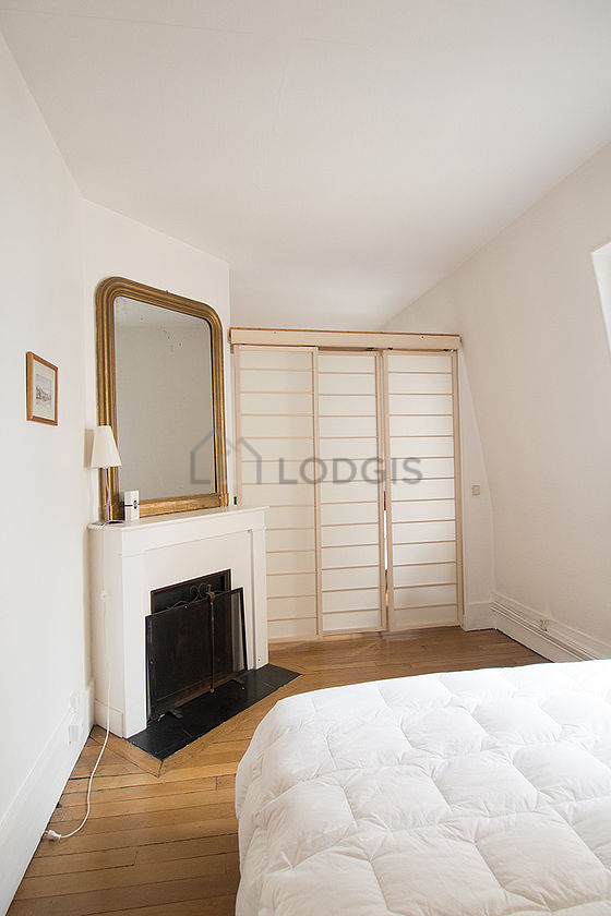 Chambre avec fenêtres donnant sur cour