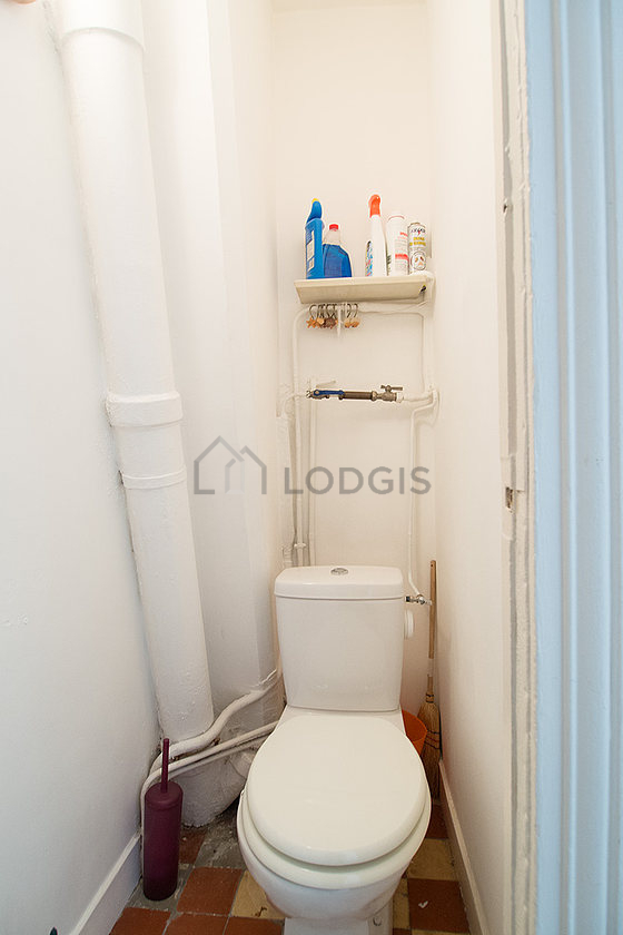 Toilettes indépendantes de la salle d'eau