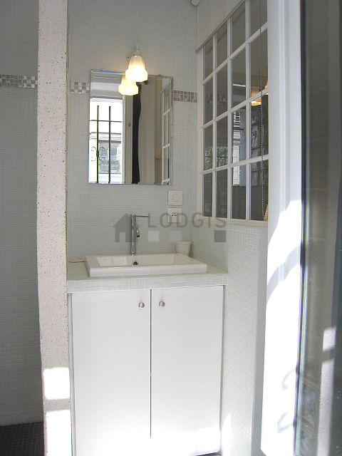 Salle de bain équipée de serviettes de bain