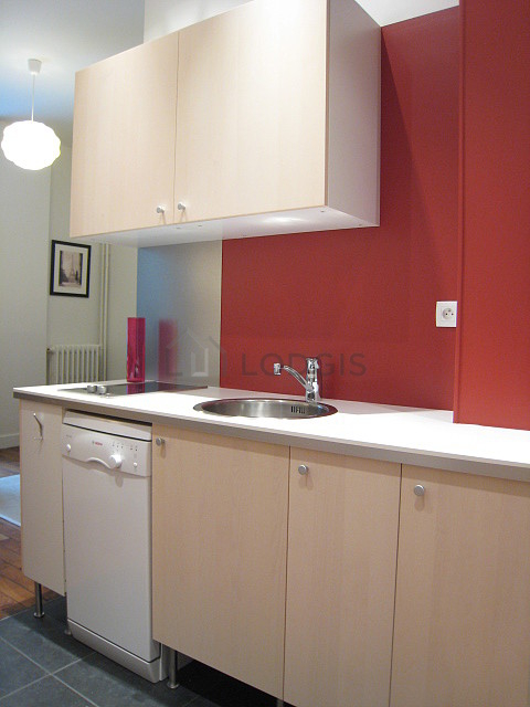 Cuisine équipée de lave vaisselle, plaques de cuisson, réfrigerateur, freezer