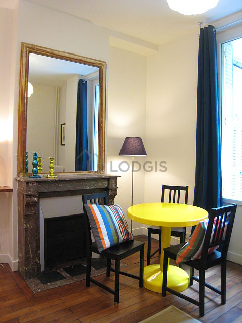 Séjour calme équipé de 1 canapé(s) lit(s) de 140cm, lecteur de dvd, commode, 3 chaise(s)