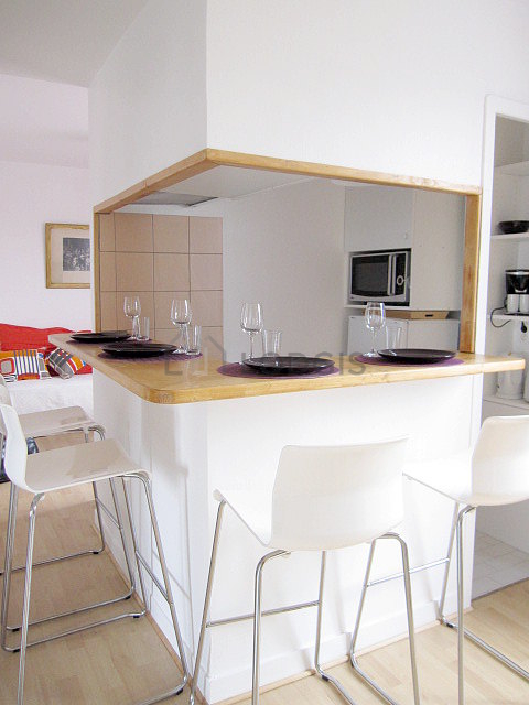 Cusine lumineuse avec fenêtres double vitrage donnant sur rue