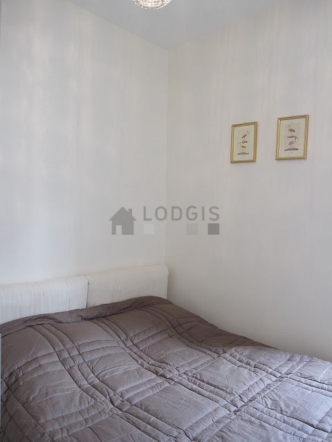 Chambre avec fenêtres double vitrage donnant sur cour