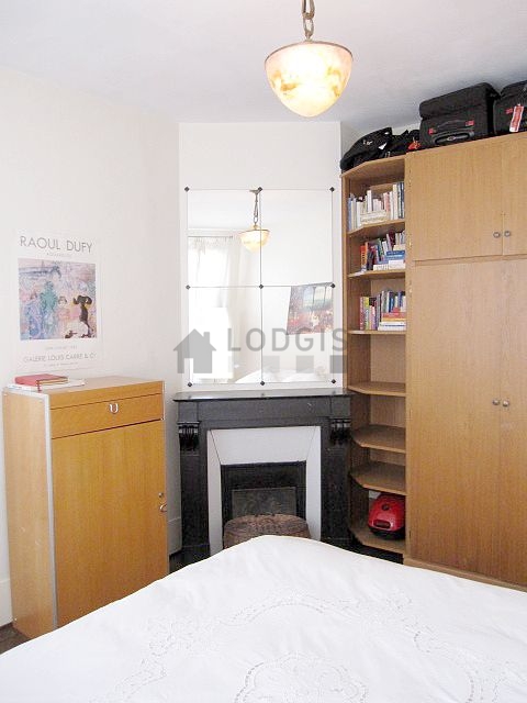 Chambre avec fenêtres donnant sur cour