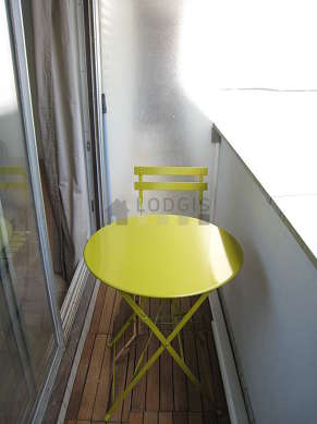 Salon lumineux équipé de 2 chaise(s)