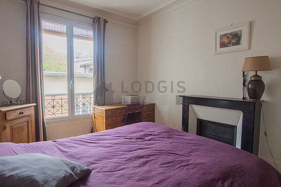 Chambre avec fenêtres double vitrage donnant sur cour