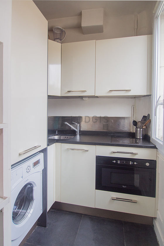 Cuisine équipée de plaques de cuisson, réfrigerateur, vaisselle