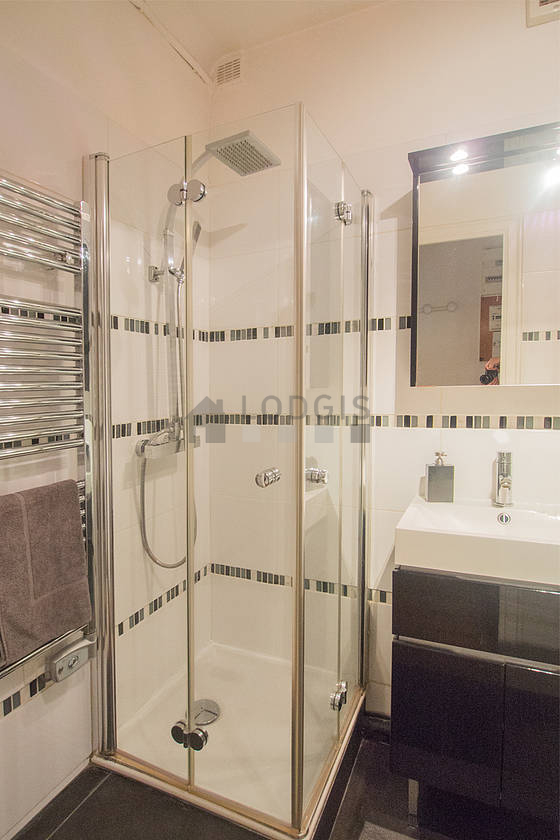Salle de bain équipée de serviettes de bain