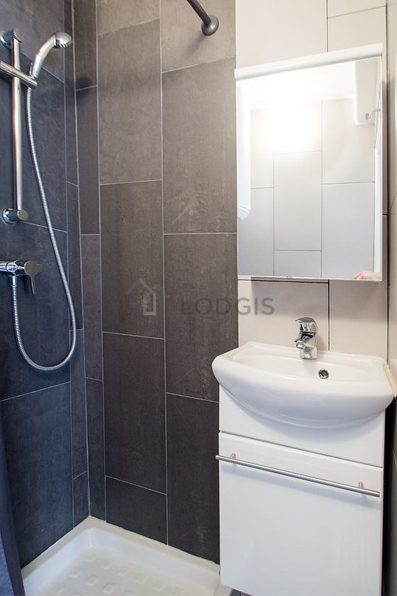 Belle salle de bain avec du carrelage au sol