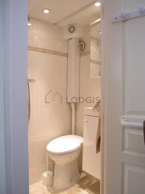 Bathroom equipped with bath towels