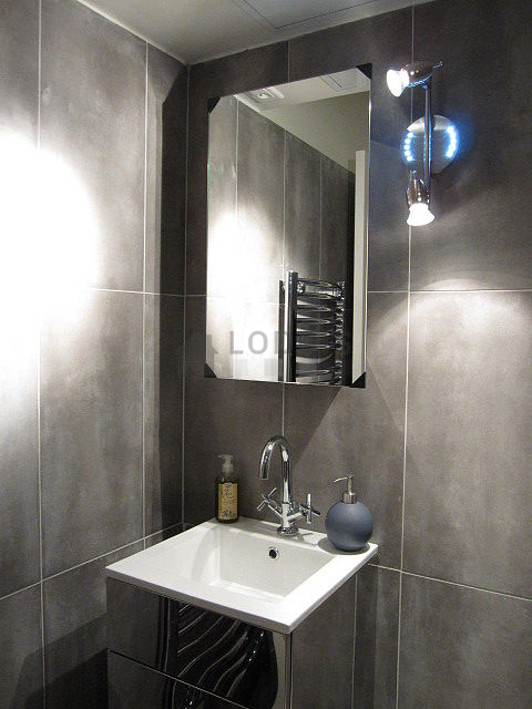 Belle salle de bain claire avec du carrelage au sol