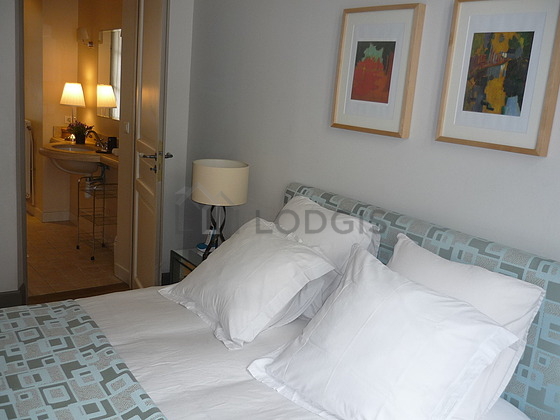 Chambre avec fenêtres double vitrage donnant sur rue