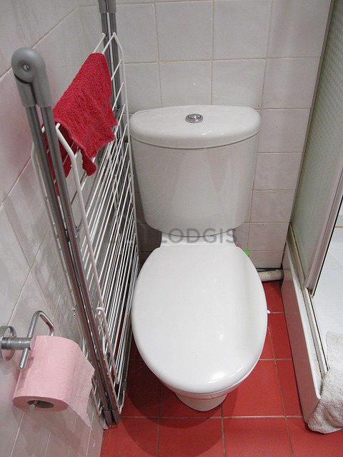 Salle de bain avec fenêtres et du carrelage au sol