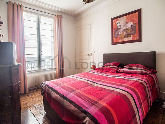 Chambre avec fenêtres double vitrage donnant sur rue