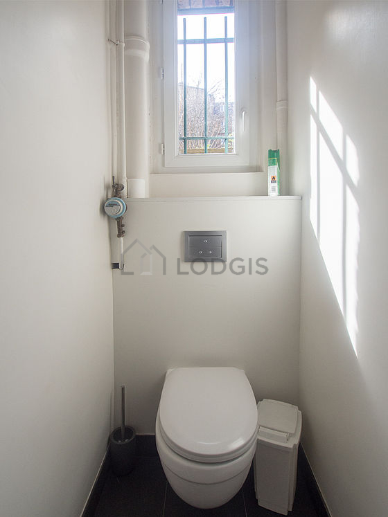 Toilettes indépendantes de la salle d'eau