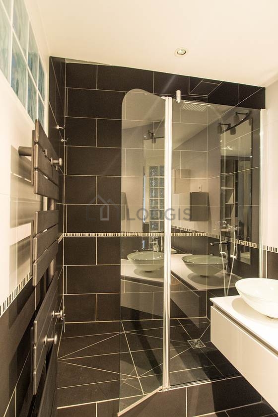 Belle salle de bain avec du carrelage au sol