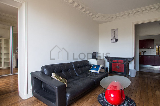Grand salon de 23m² avec du parquet au sol