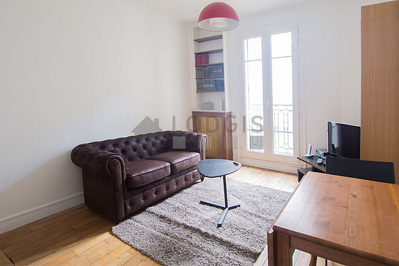 Living room of 10m² with wooden floor
