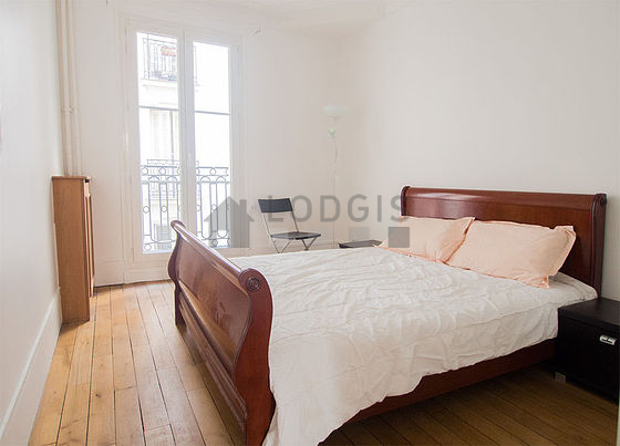 Chambre avec fenêtres donnant sur cour
