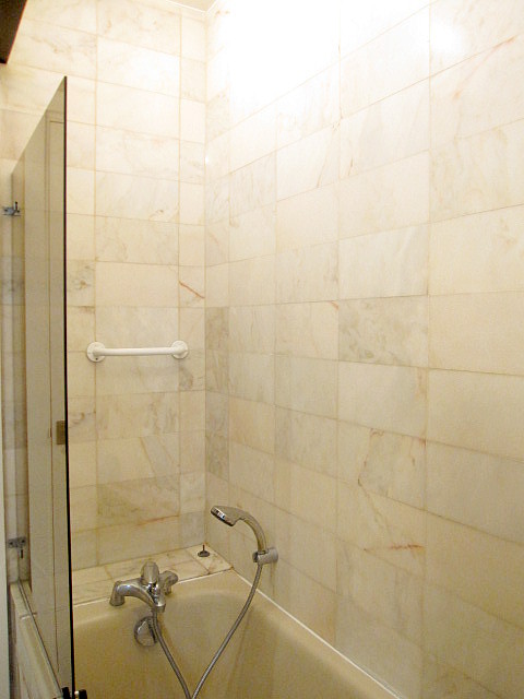 Bathroom equipped with bath towels