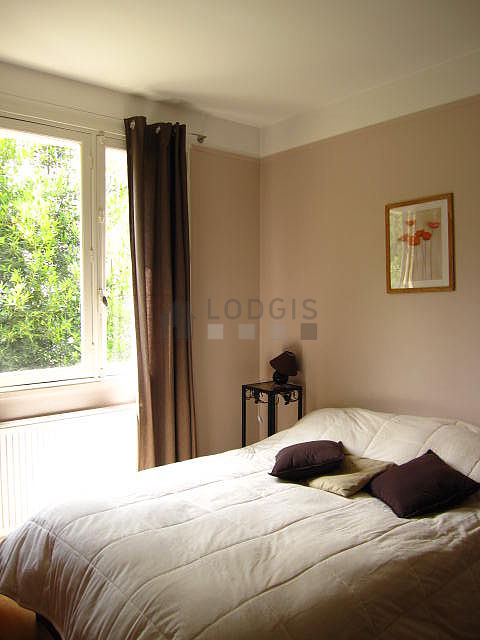 Chambre avec fenêtres donnant sur jardin