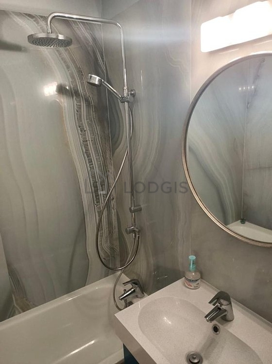 Belle salle de bain claire avec du carrelage au sol